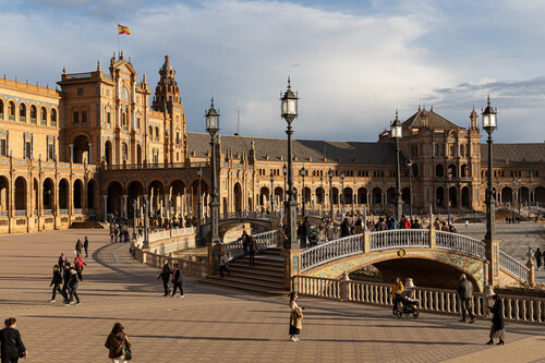 La Plaza de España en Sevilla: Monumento Emblemático que Despierta Debate por Acceso Pago