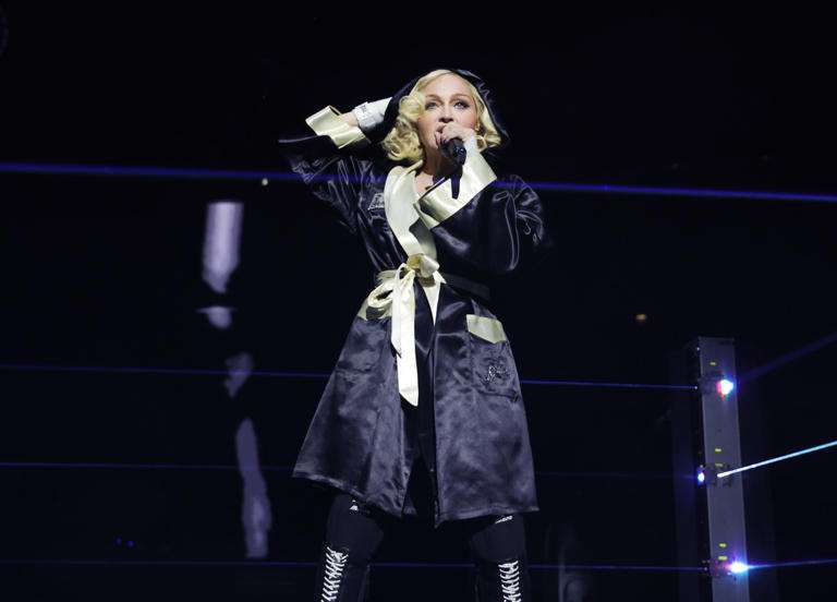 Percance en el Escenario: Madonna Tropieza Durante su Show en Seattle