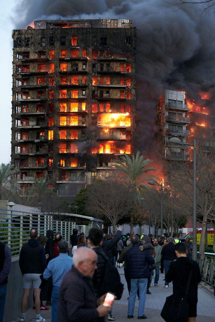 Incendio en Valencia: al menos 10 víctimas mortales tras devastador fuego en edificio de 14 plantas