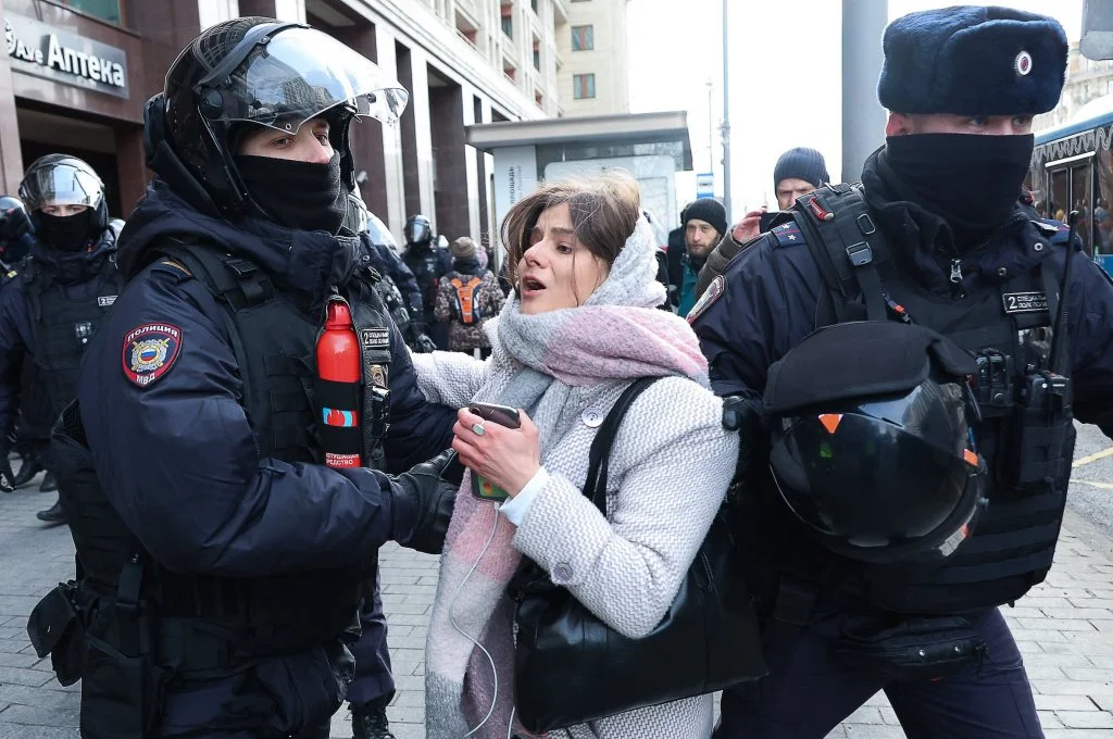 Ola de Arrestos en Rusia tras la Muerte de Navalny: Centenares Detenidos por Rendir Homenaje al Opositor