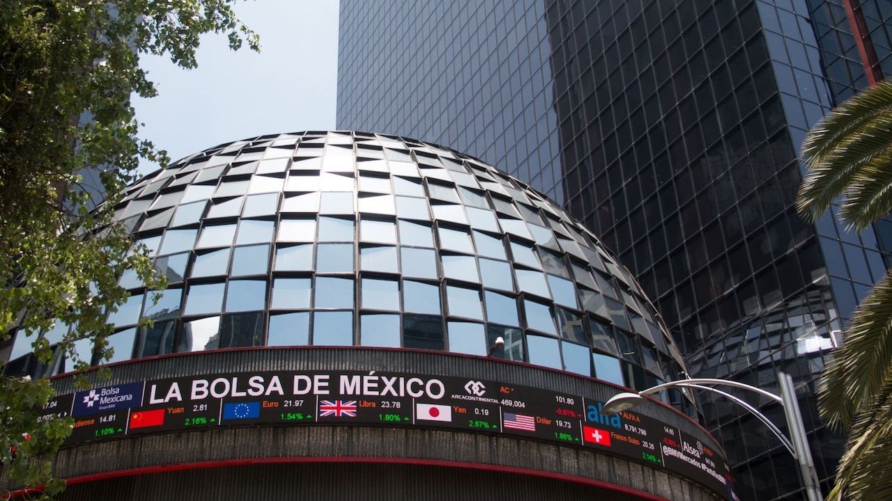 Mercado bursátil mexicano cierra con descensos en consonancia con Wall Street