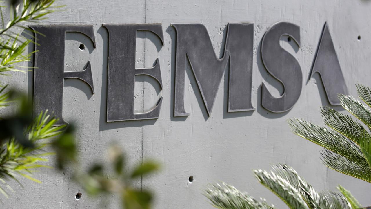 Desafíos para FEMSA: Cambio Directivo y Reducción de Ganancias Impactan en sus Acciones