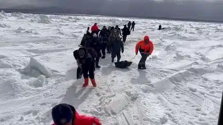 Exitoso Rescate de 82 Pescadores Atrapados en Iceberg en Rusia