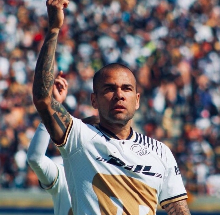 Sentencia Conmociona al Fútbol: Dani Alves Condenado por Agresión Sexual