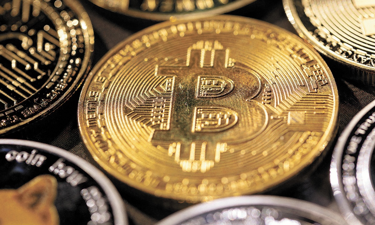 El Bitcoin Supera los 53,000 Dólares Mientras los Mercados Inician Semana de Consolidación