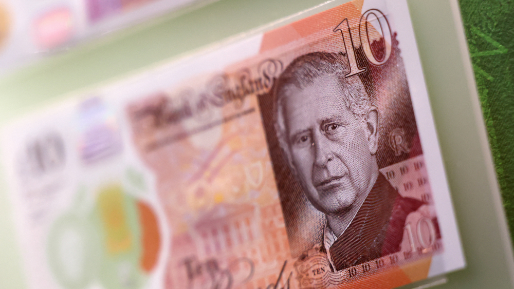 Develan Nuevos Billetes de 5, 10, 20 y 50 Libras Esterlinas con Rostro de Carlos III en el Banco de Inglaterra