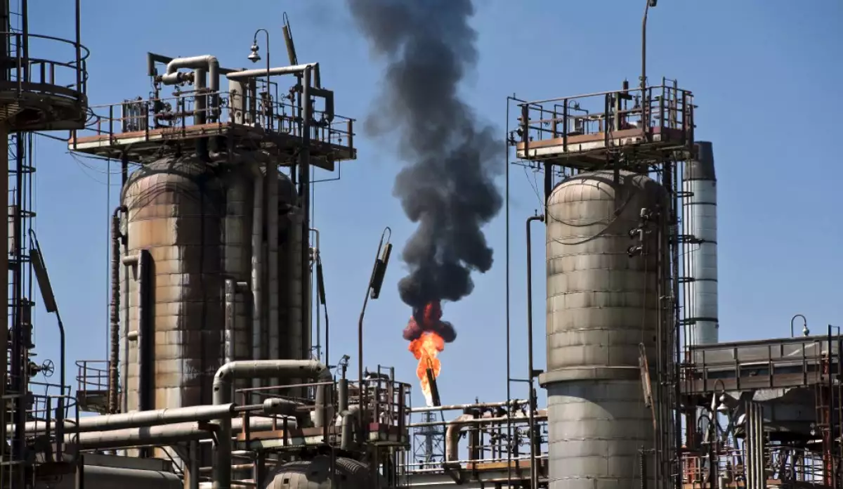 Imparable Ascenso del Petróleo en Febrero Ante la Perspectiva de Recortes de Tasas de la Fed