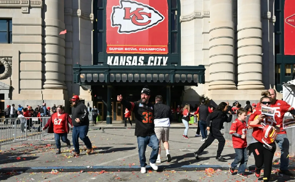 Travis Kelce se Expresa Tras Incidente de Tiroteo en el Desfile de los Chiefs: ‘Estoy Desconsolado’