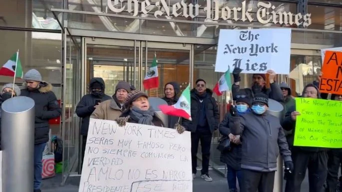 Apoyo a AMLO: Mexicanos Protestan Frente a The New York Times