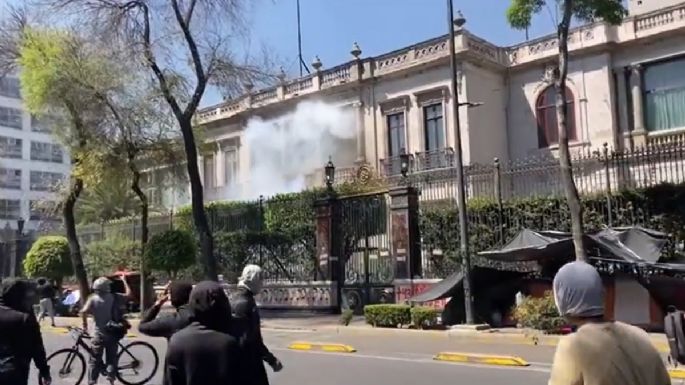 Protesta de Familiares de Estudiantes Desaparecidos de Ayotzinapa Frente a la Secretaría de Gobernación