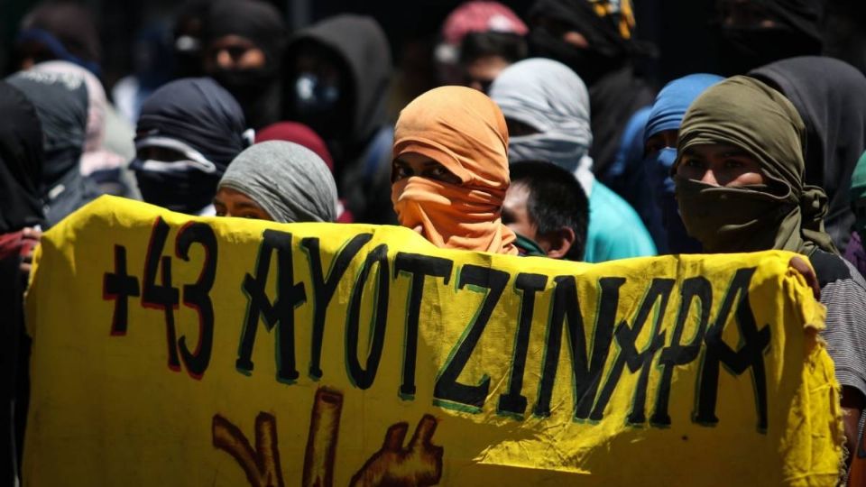 Marcha por Justicia: Padres y Normalistas Rumbo al Zócalo por el Caso Ayotzinapa