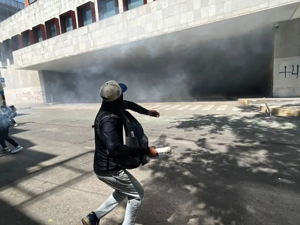 Incidente Violento tras Manifestación de Padres de los 43 en la SRE