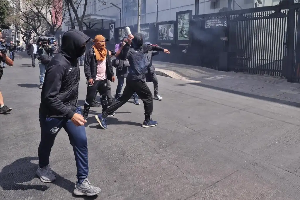 Protesta Estudiantil en el Senado: Manifestantes Exigen Respuestas por Caso Ayotzinapa