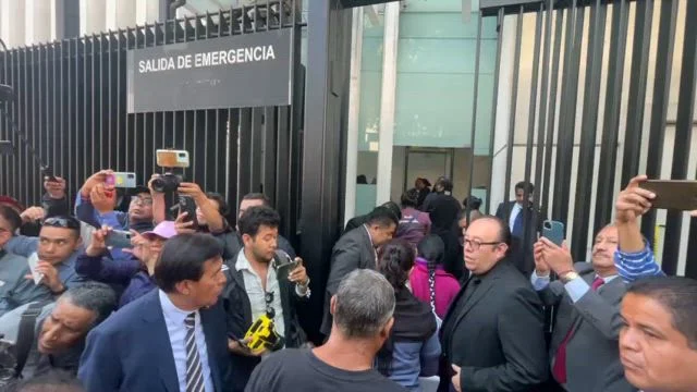 Normalistas de Ayotzinapa llegan al Senado para encuentro con legisladores