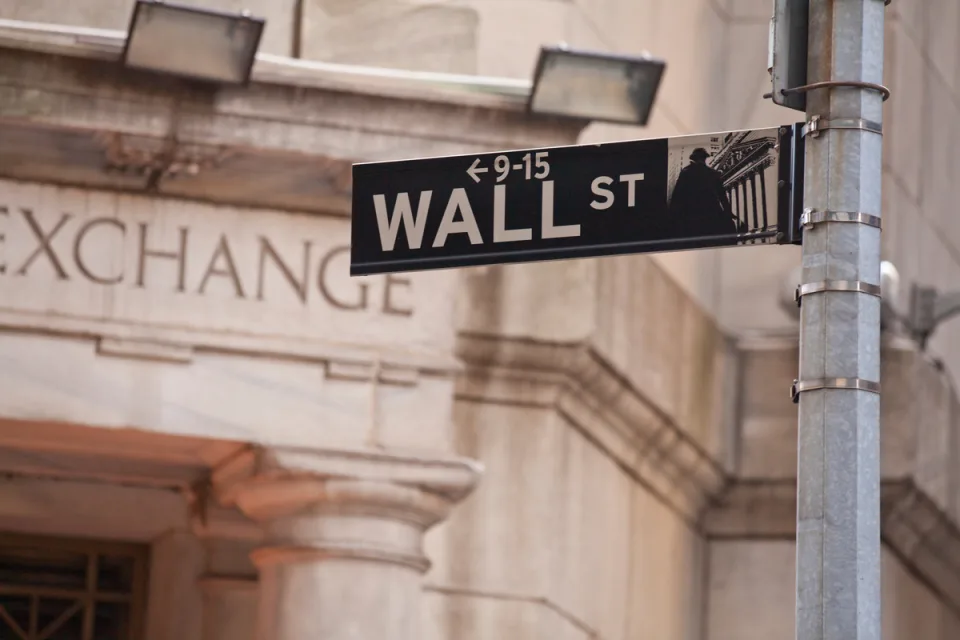 Wall Street Inicia con Pérdidas Debido a Elecciones Primarias en Estados Unidos