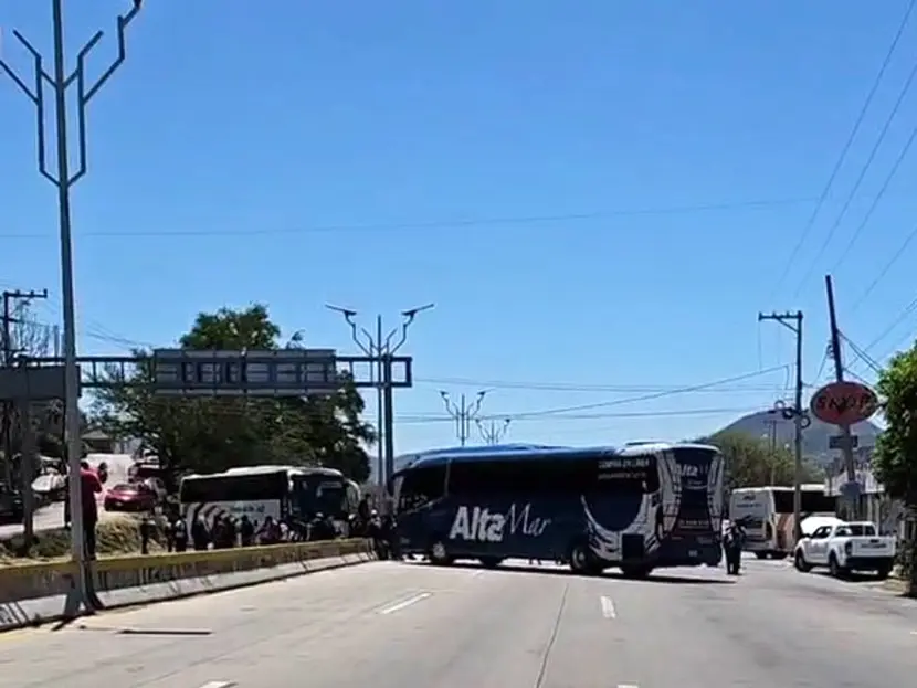 Normalistas de Ayotzinapa Bloquean Acceso al Parador de Marqués en Chilpancingo