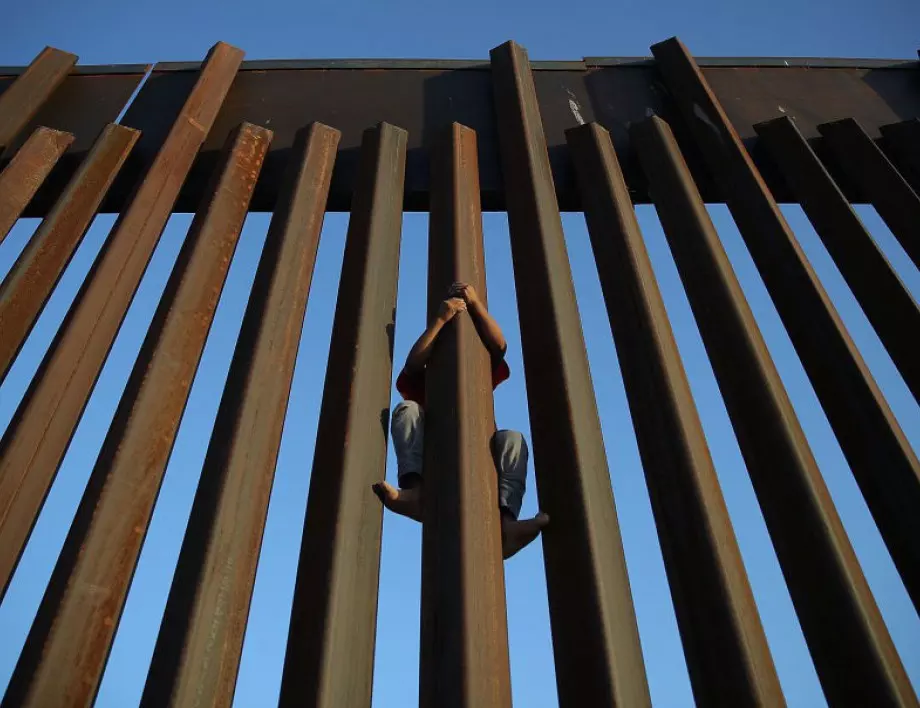 Corte Suprema de EE. UU. suspende ley de Texas que permitiría detener a migrantes