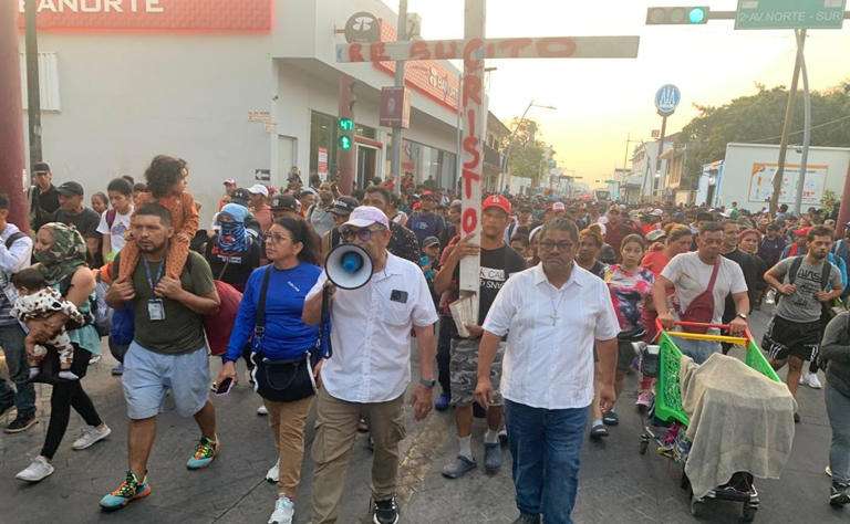 Migrantes emprenden camino hacia Estados Unidos tras negativa del gobierno mexicano