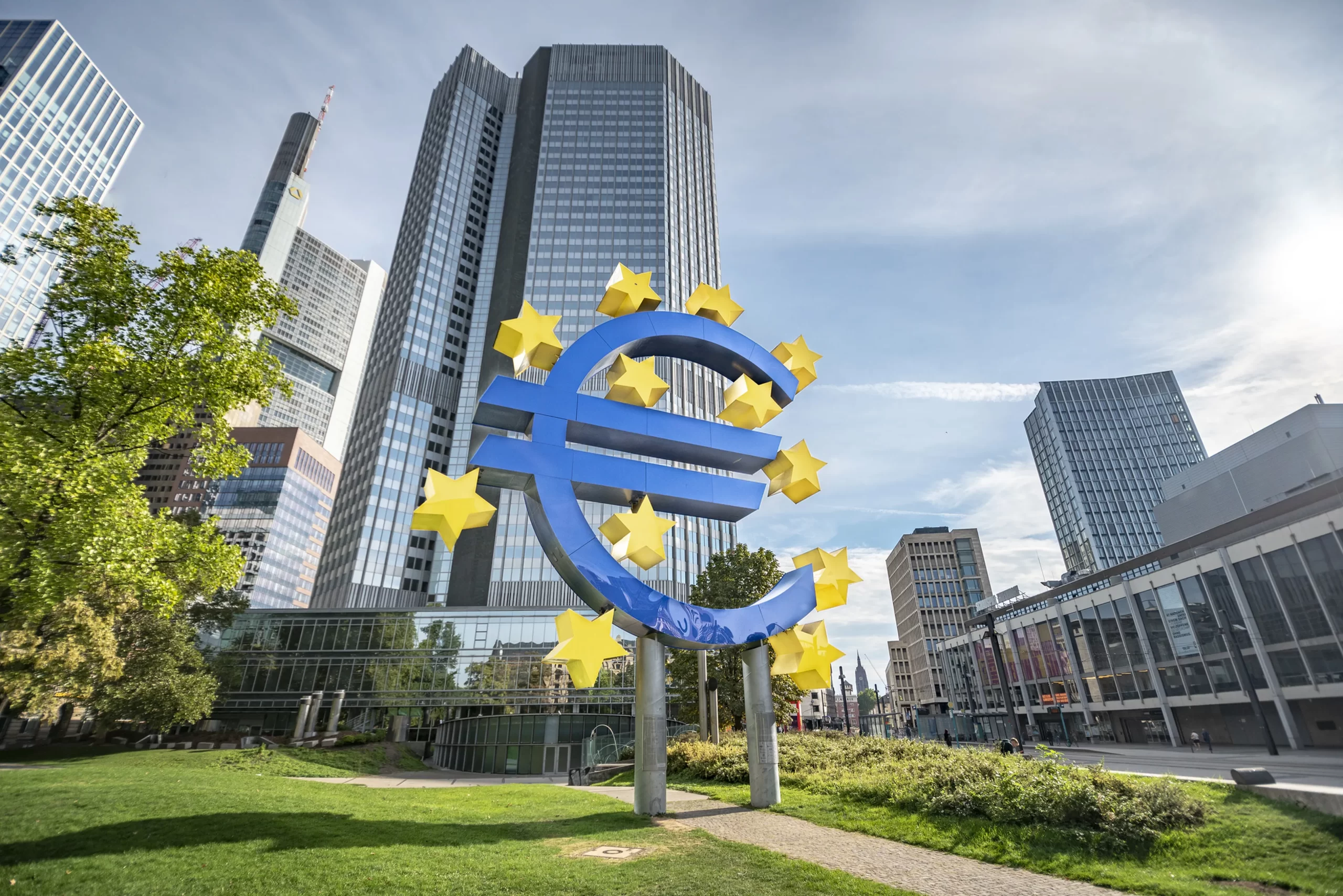 BCE Mantiene Tasa de Interés en Nivel Récord, Anticipa una Posible Disminución de la Inflación