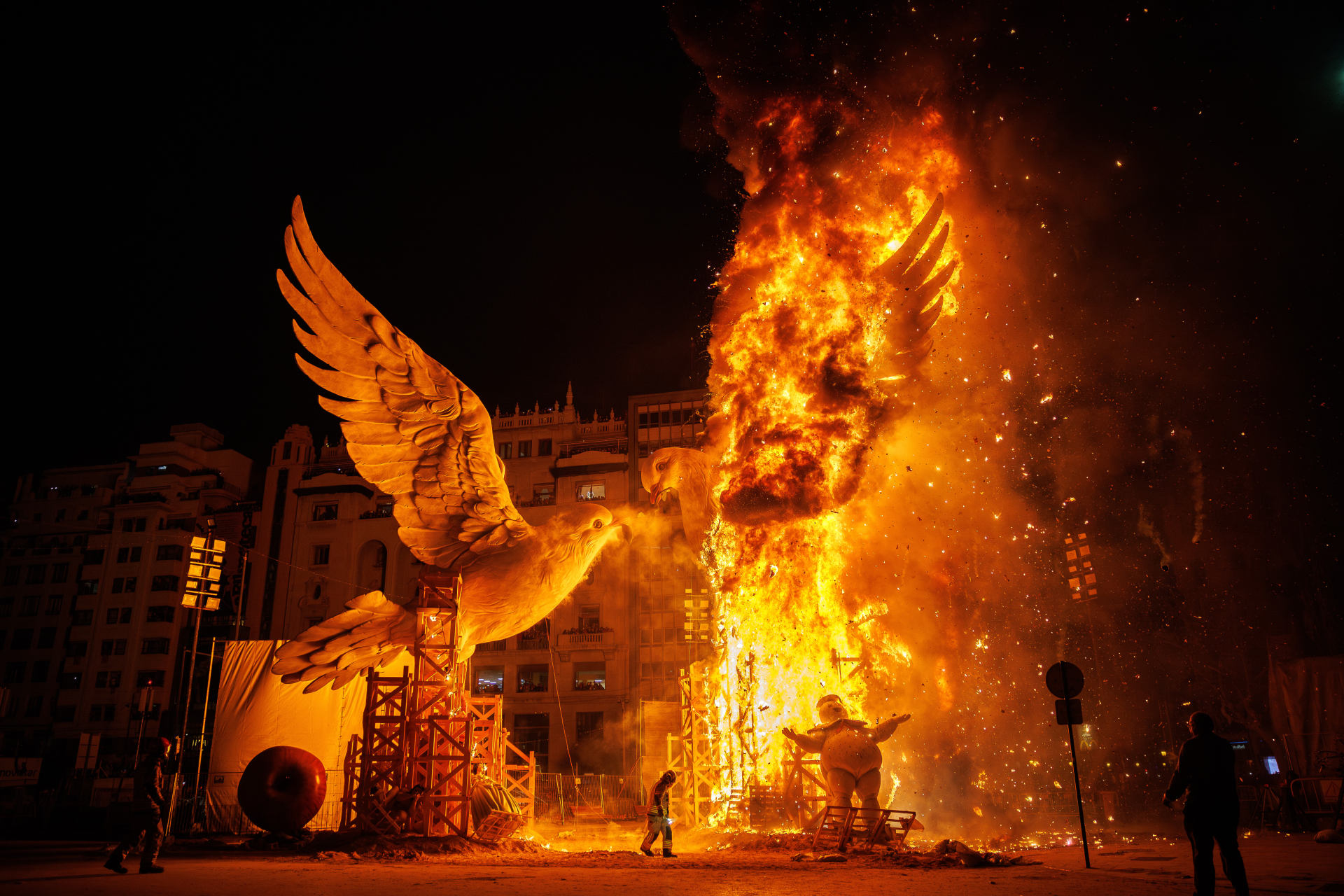Reflexiones sobre las Fallas: Un Clamor por la Paz y la Conciencia Ambiental
