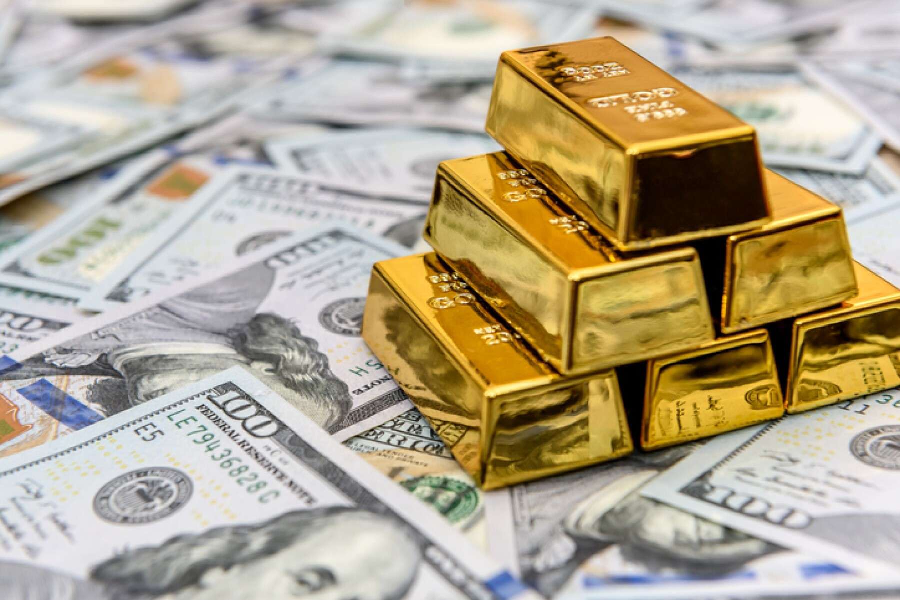 Precio del oro alcanza nuevo máximo sobre los 2.164 dólares