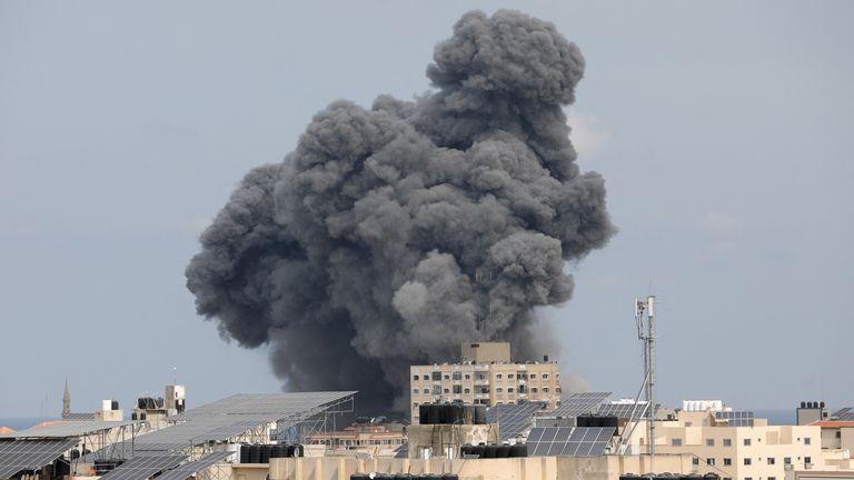 Israel ataca depósitos de agencia de la ONU en Gaza; se registra al menos una víctima mortal