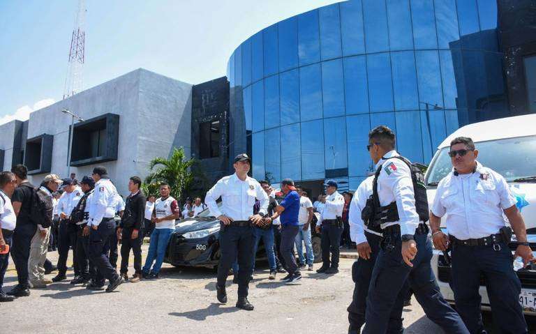 Ciudadanos Marchan en Apoyo al Paro de Policías en Campeche y Exigen Renuncia de Layda Sansores