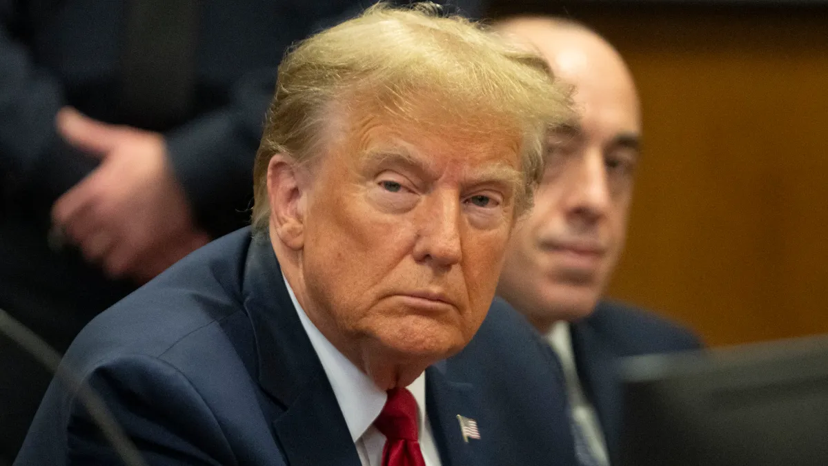 Trump Comparece ante Corte en Florida por Caso de Documentos Confidenciales, Busca Desestimar Cargos Penales