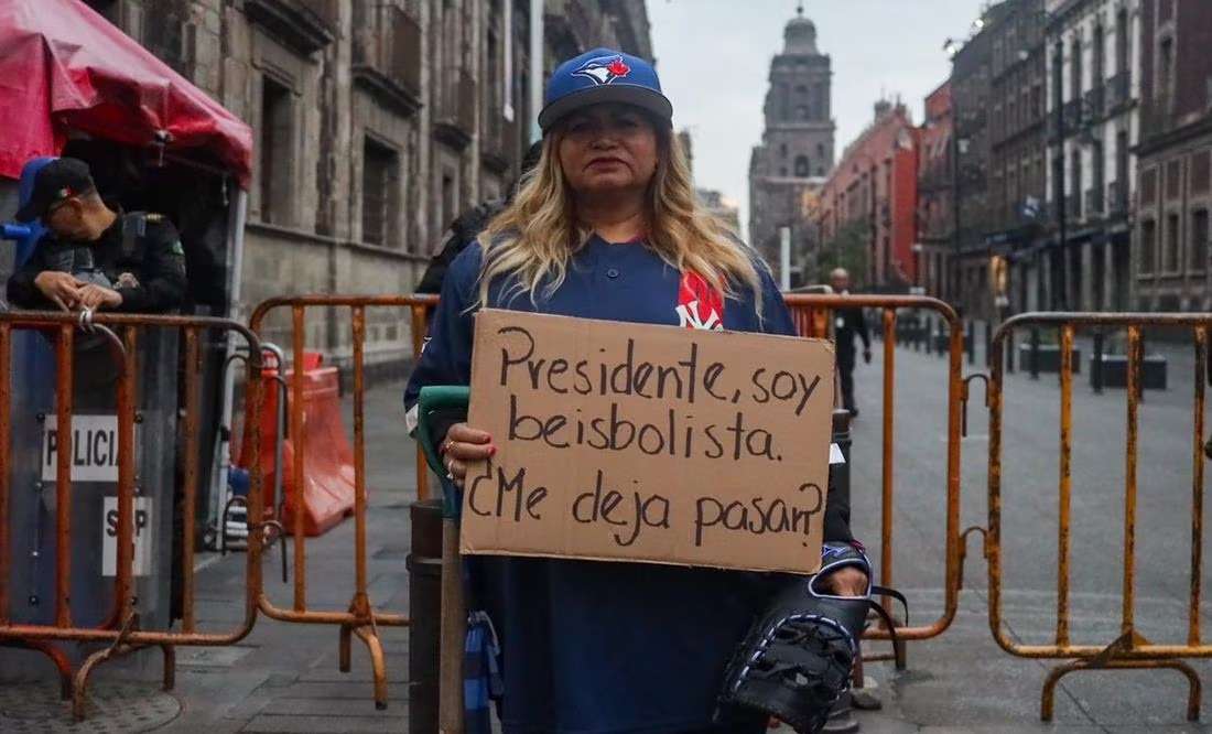 Madre Buscadora Se Disfraza de Beisbolista para Ser Atendida por AMLO