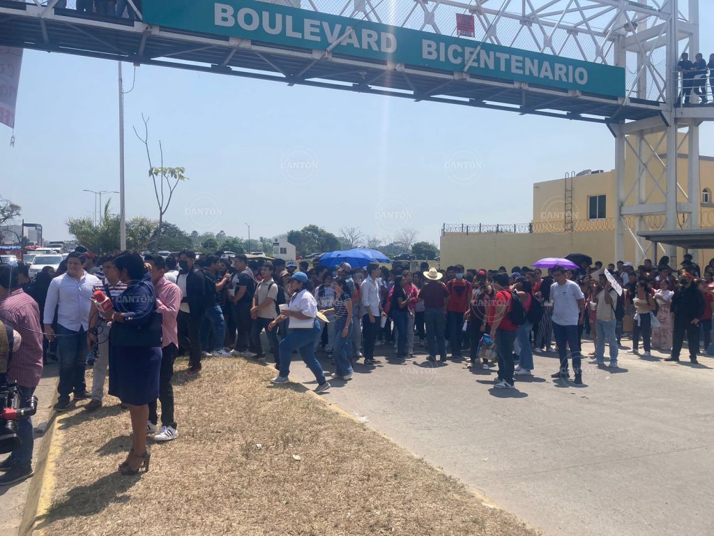 Estudiantes de la UJAT protestan bloqueando el boulevard Bicentenario