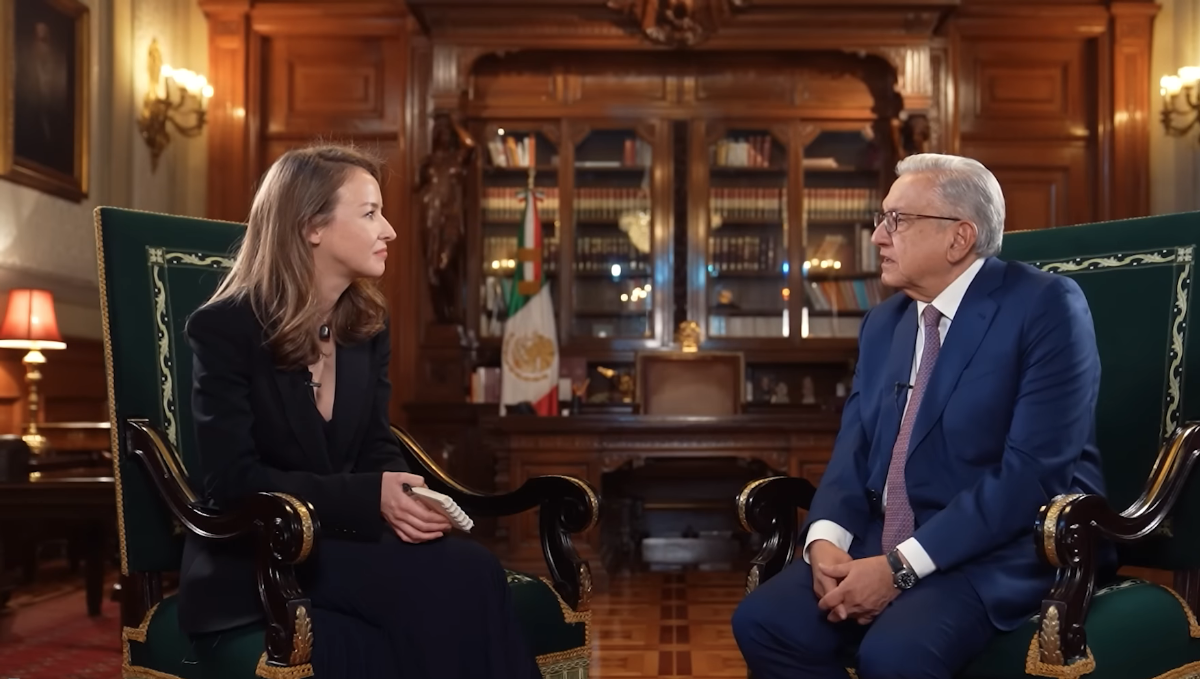 INE exige a AMLO retirar entrevista con periodista española de YouTube