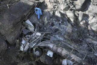 Búsqueda de Víctimas Tras Trágico Accidente de Autobús en Sudáfrica