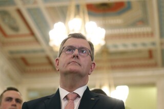 Dimite Líder del Partido Unionista de Irlanda del Norte Tras Acusación de Delitos Sexuales
