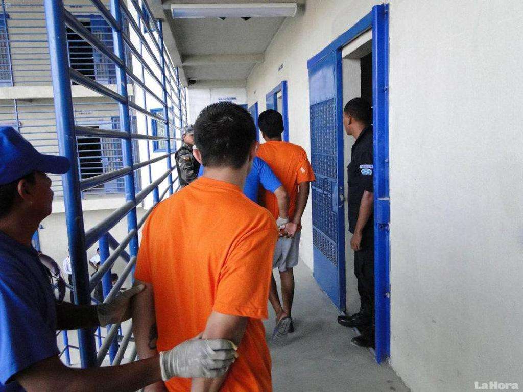 Suspensión Temporal de la Toma de Muestras Genéticas a Presos en Ecuador Después de Críticas al Procedimiento