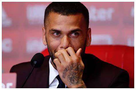 Dani Alves sale de prisión tras pagar la fianza de un millón de euros