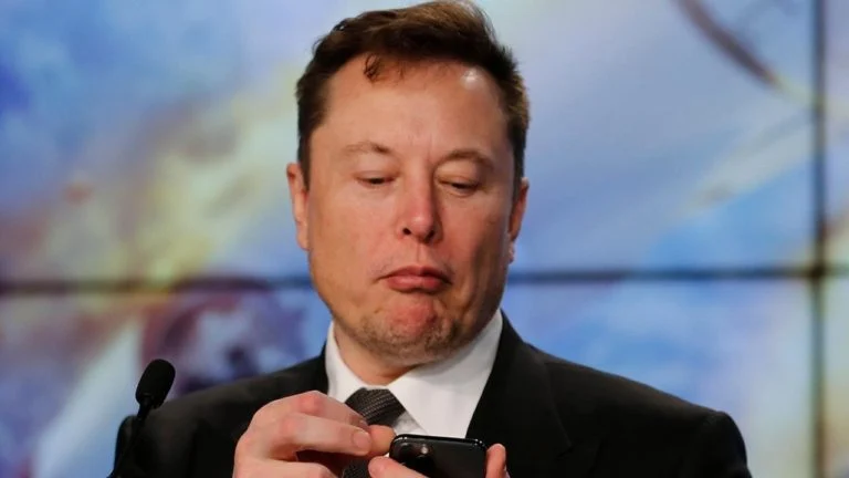 Elon Musk Visita Planta de Tesla en Alemania Tras Sabotaje