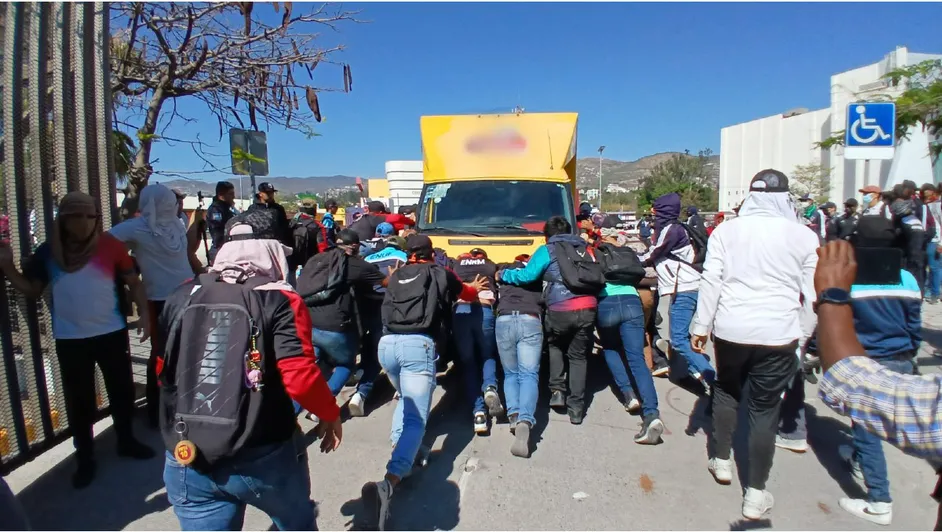 Estudiantes de Guerrero irrumpen en Palacio de Gobierno exigiendo diálogo abierto
