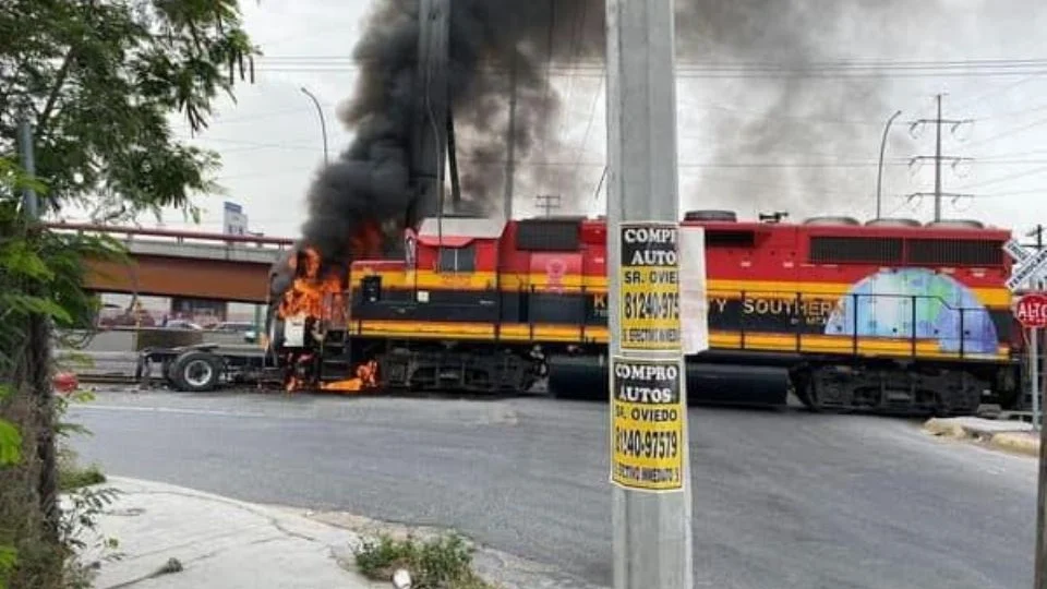 Violento Choque entre Tren y Tráiler en Monterrey: Conductor Intenta Ganarle el Paso