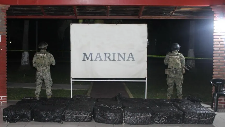 Marina incauta casi una tonelada de aparente cocaína en costas de Michoacán
