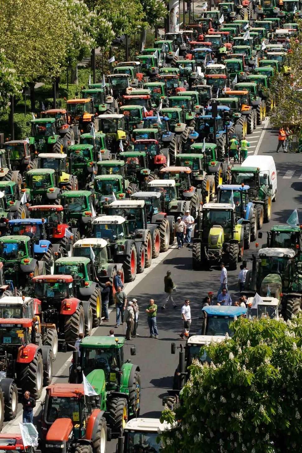 Movilización Masiva: Tractorada colapsa la frontera con Francia en Irun