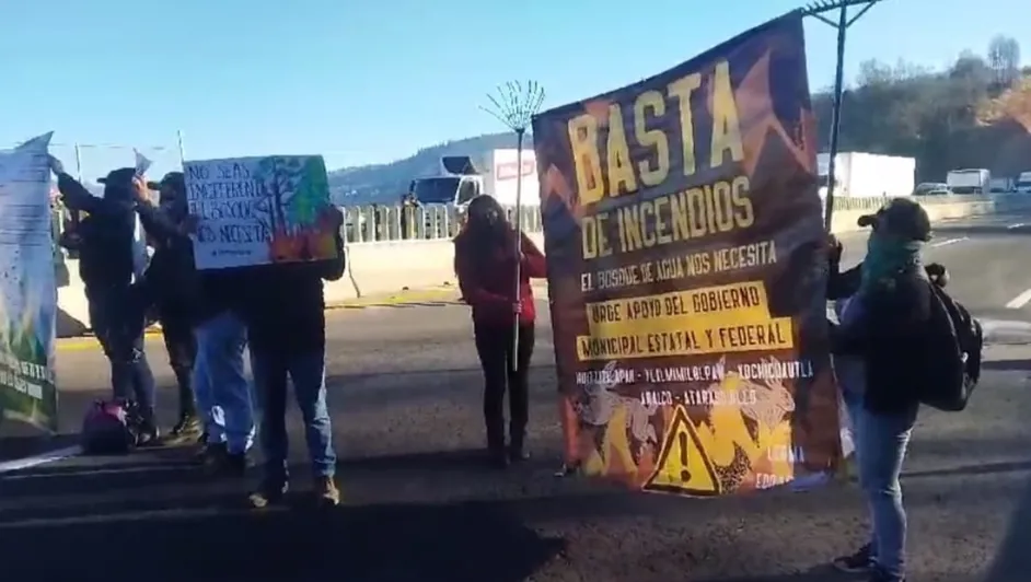 Bloqueo en Autopista Toluca-Naucalpan por Incendios Forestales: Comuneros y Ejidatarios Demandan Apoyo Gubernamental