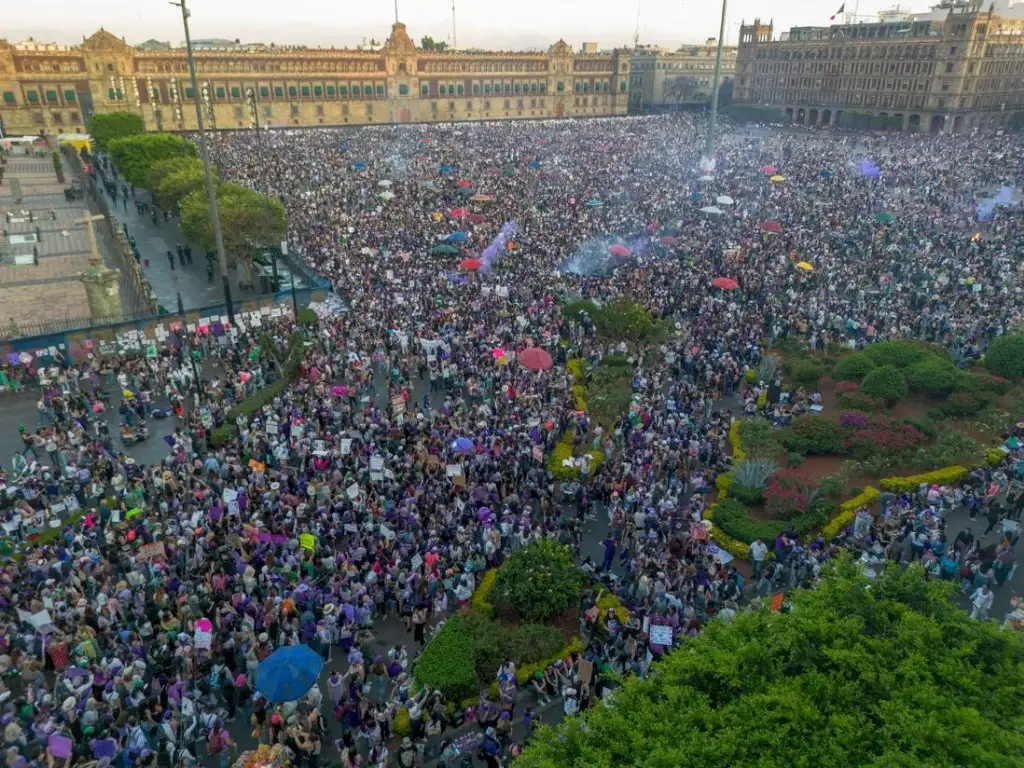 Multitudes Femininas Transforman el Zócalo en la Marcha por el 8M
