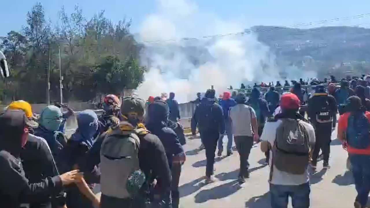 Normalistas irrumpen en Fiscalía de Guerrero