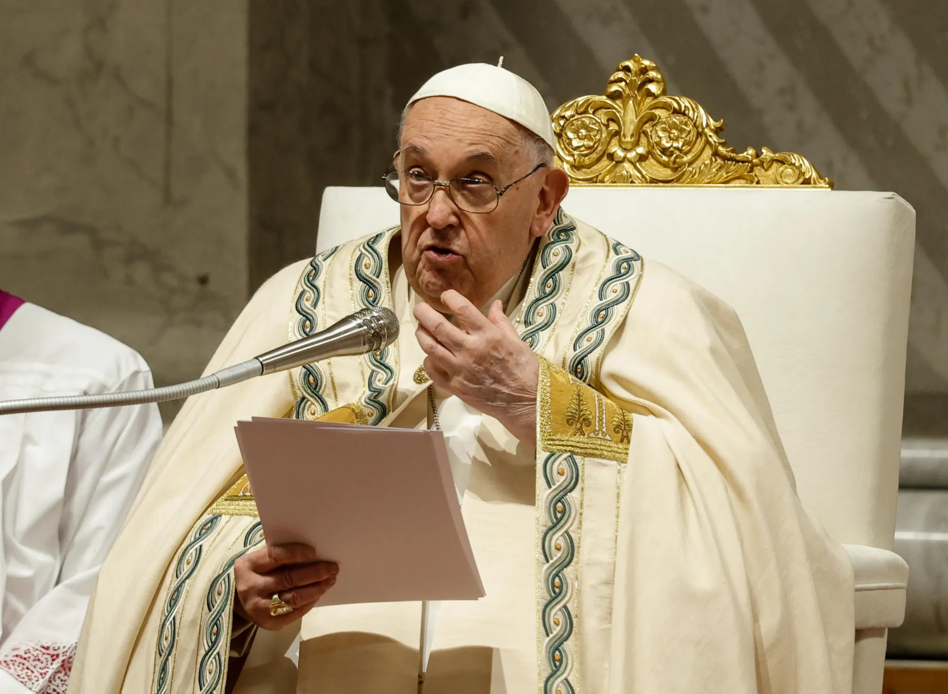 El Papa Francisco Preside la Vigilia Pascual y Recuerda a los Pueblos Afectados por el Mal y la Injusticia