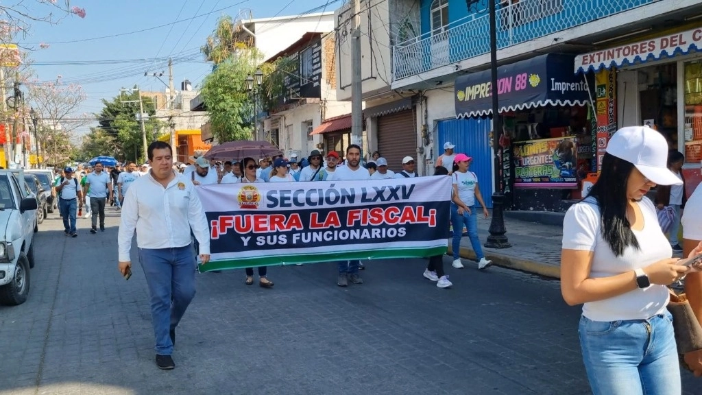 Trabajadores de la FGE de Guerrero Exigen Retiro de Mandos Militares
