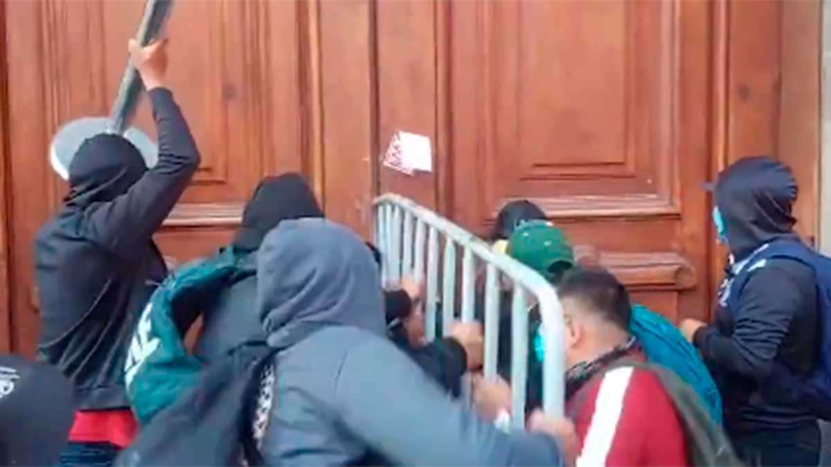 Incidente en Palacio Nacional: Normalistas de Ayotzinapa Protestan Rompiendo Puertas
