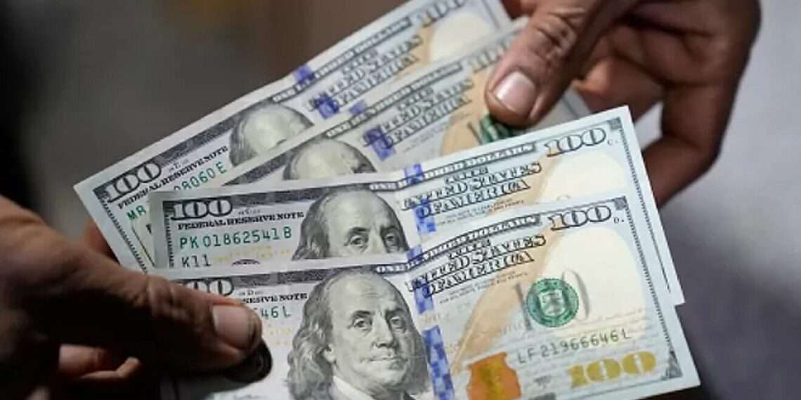 Peso Mexicano Continúa su Descenso Frente al Dólar el 11 de abril de 2024
