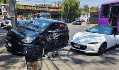 Caos en Avenida Universidad: Conductor Sin Seguro Choca 7 Autos en Imitación de F-1