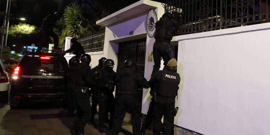Ecuador enfrenta consecuencias tras invasión a embajada de México