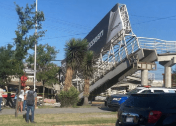 Incidente con Grúa Provoca Caída de Puente Peatonal en San Nicolás, Nuevo León